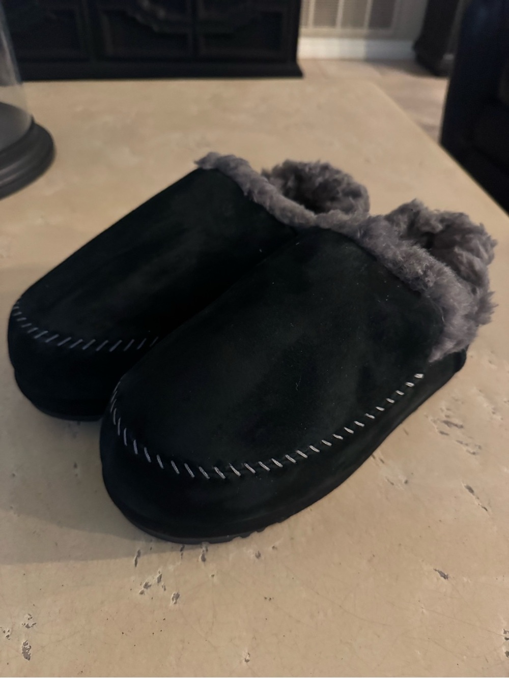 UGG Like-New Men’s Anders Black Slip-On Suede Slippers with Gray Faux-Fur Lining